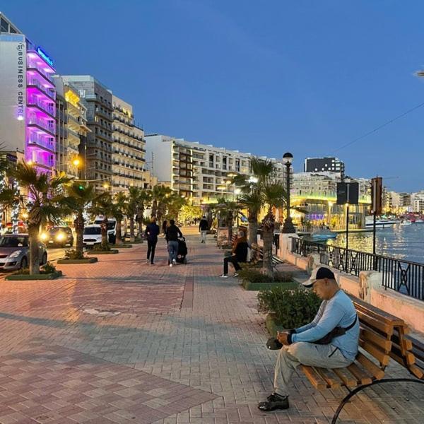 Seaside Apartment In Gzira Exterior photo